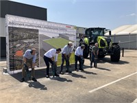 Bei der Grundsteinlegung in Le Mans (von links): Etienne Bourasseau (Le Mans Site Manager / Vice President Manufacturing), Thomas Spiering (CLAAS Chief Operating Officer (COO)), Stephane Le Foll (B&uuml;rgermeister Le Mans), Gilbert Autret (Architekt) und Fabrice Bardel (Head of Global Maintenance).